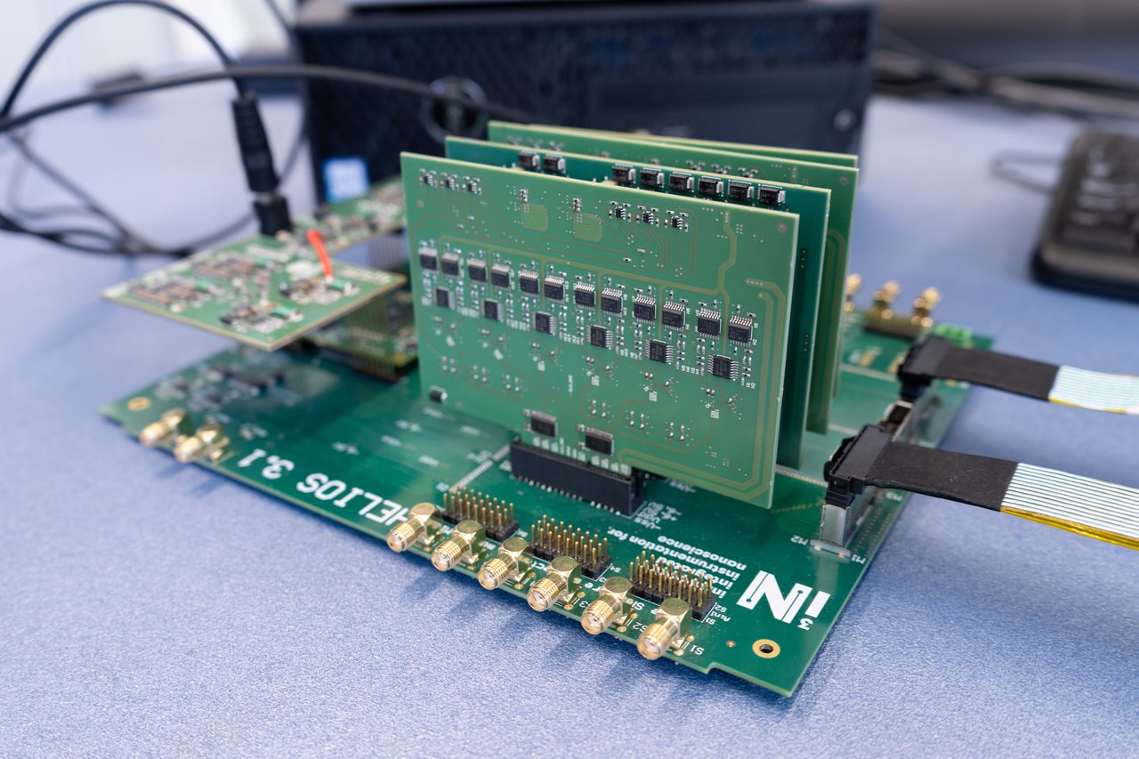 Electronic system designed to monitor in real time and with high precision the operation of integrated photonic chips, with applications in the field of telecommunications and optical computing