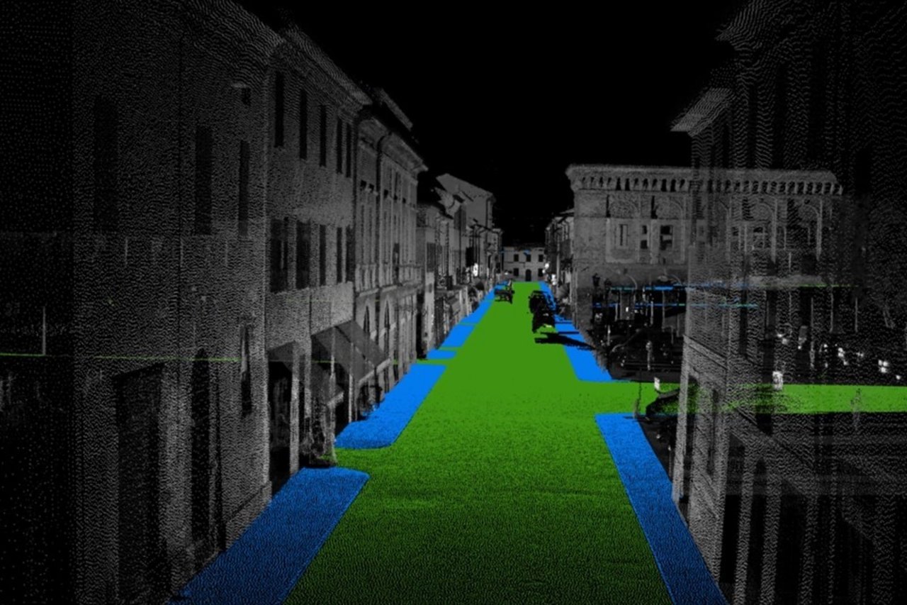Nuvola di punti di una strada urbana in cui la carreggiata e i marciapiedi sono stati segmentati con intelligenza artificiale