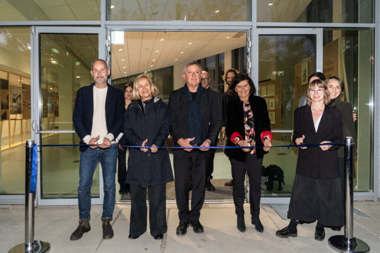 Taglio del nastro all’inaugurazione della mostra dedicata a Federico Bucci da sinistra: Stefano Capolongo, Donatella Sciuto, Emilio Faroldi, Emanuela Bergomi ed Elisa Boeri