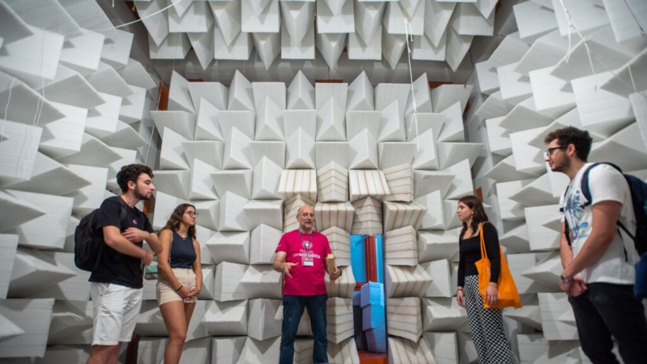 Studenti in un laboratorio di acustica