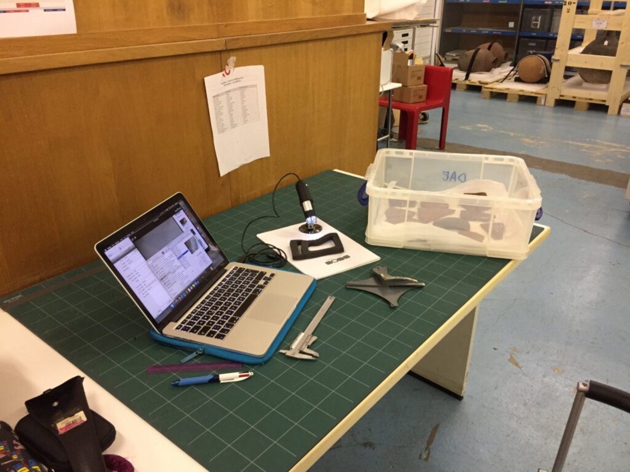 Postazione di lavoro per analisi ostraka nei magazzini del Museo del Louvre (Parigi) © Caputo