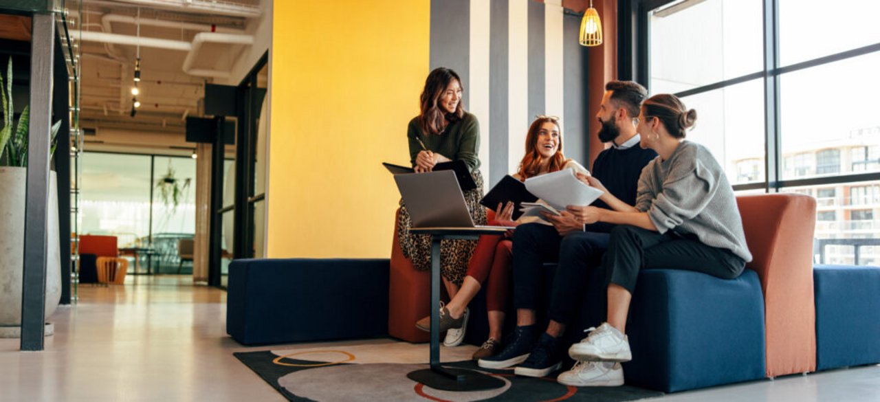 Gruppo di ragazzi in uno spazio co-working che si confrontano