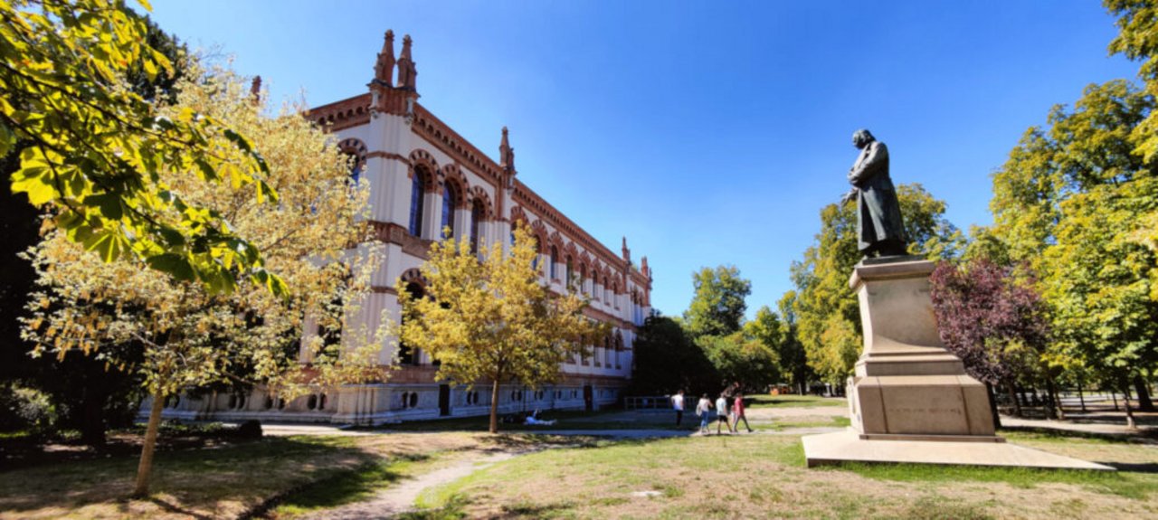 La statua di Antonio Stoppani che guarda la sede del Museo civico di Storia Naturale di Milano