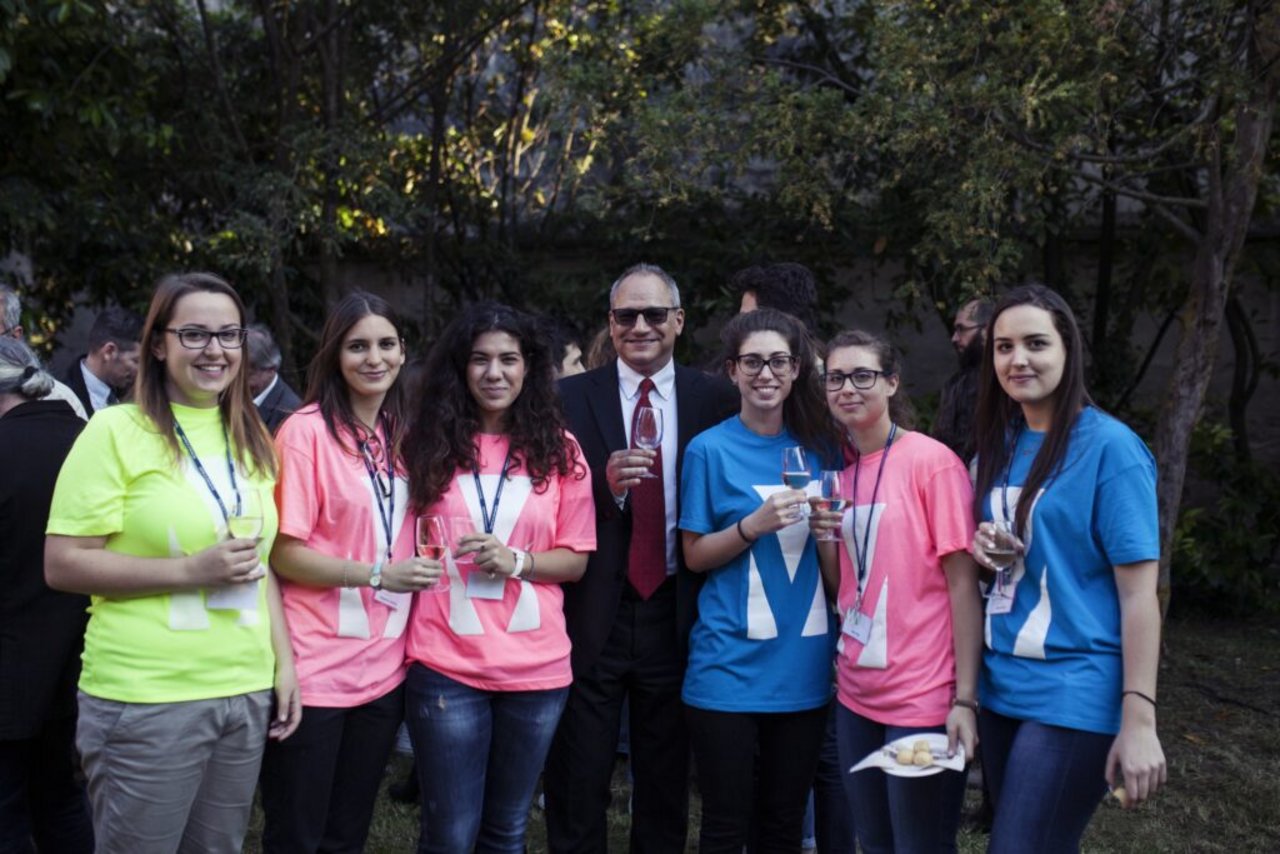 Federico Bucci con alcune studentesse di Mantova
