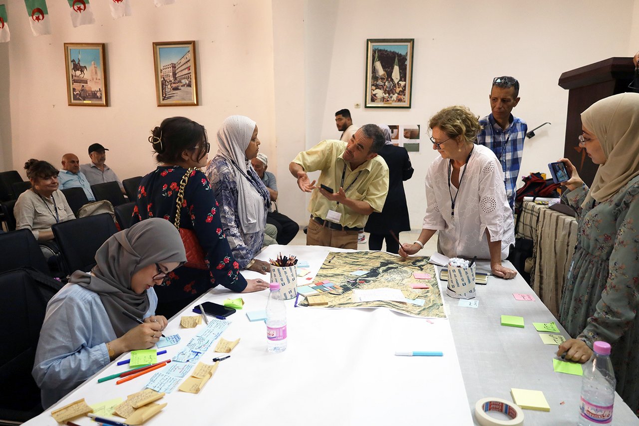 Workshop di mapping partecipativo con le comunità locali, membri del gruppo AMAZING, professori, studenti e dottorandi delle università di Biskra e Annaba