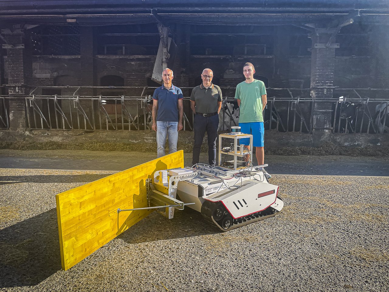 Foto di gruppo presso l'azienda agricola Baroncina. Da sinistra a destra: Luca Bascetta, Gianni Ferretti, Mattia Dutto, Azienda agricola Baroncina, 2025. Credits: LGH