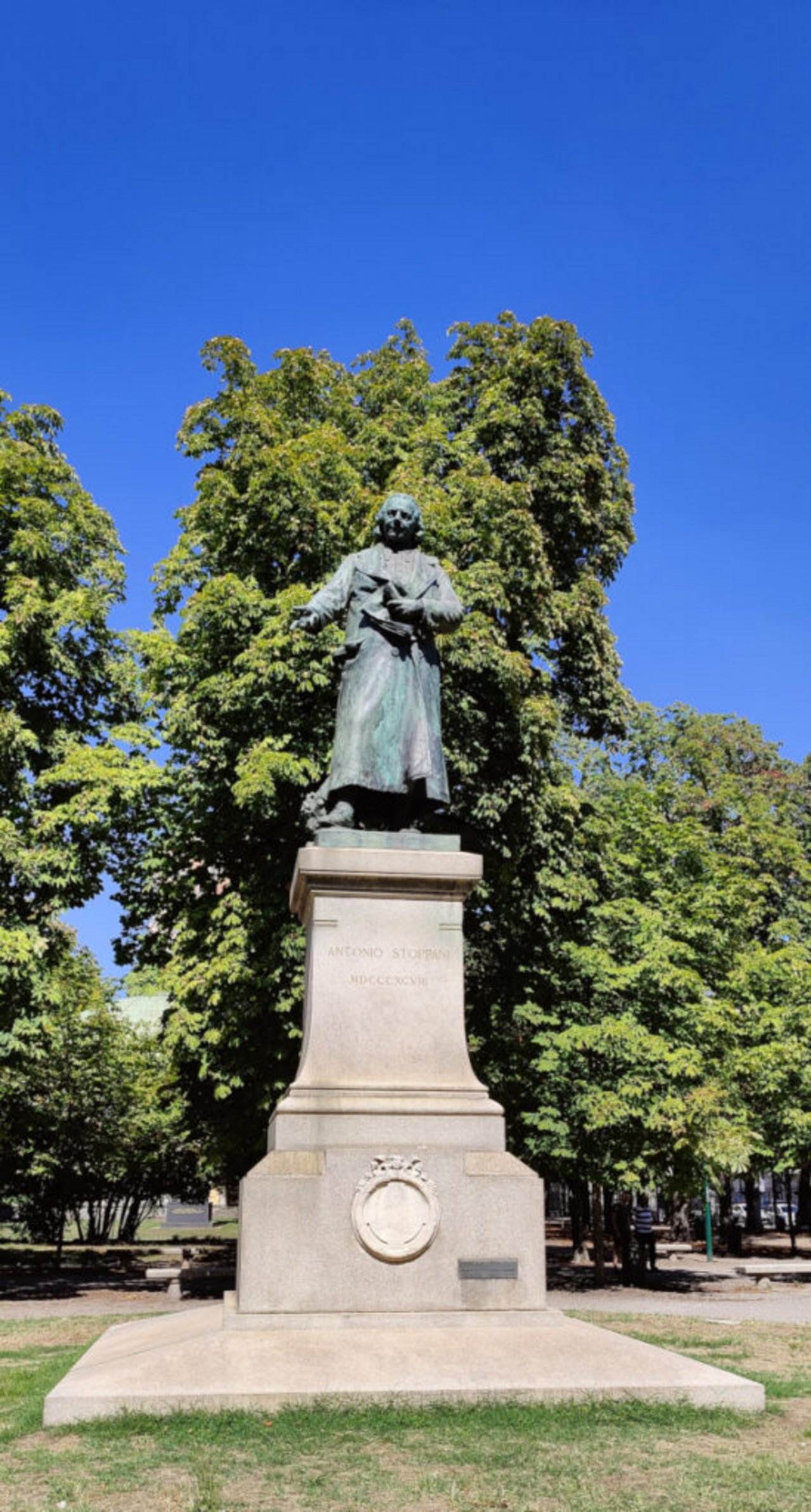 La statua di Antonio Stoppani ai Giardini Pubblici Indro Montanelli di Milano