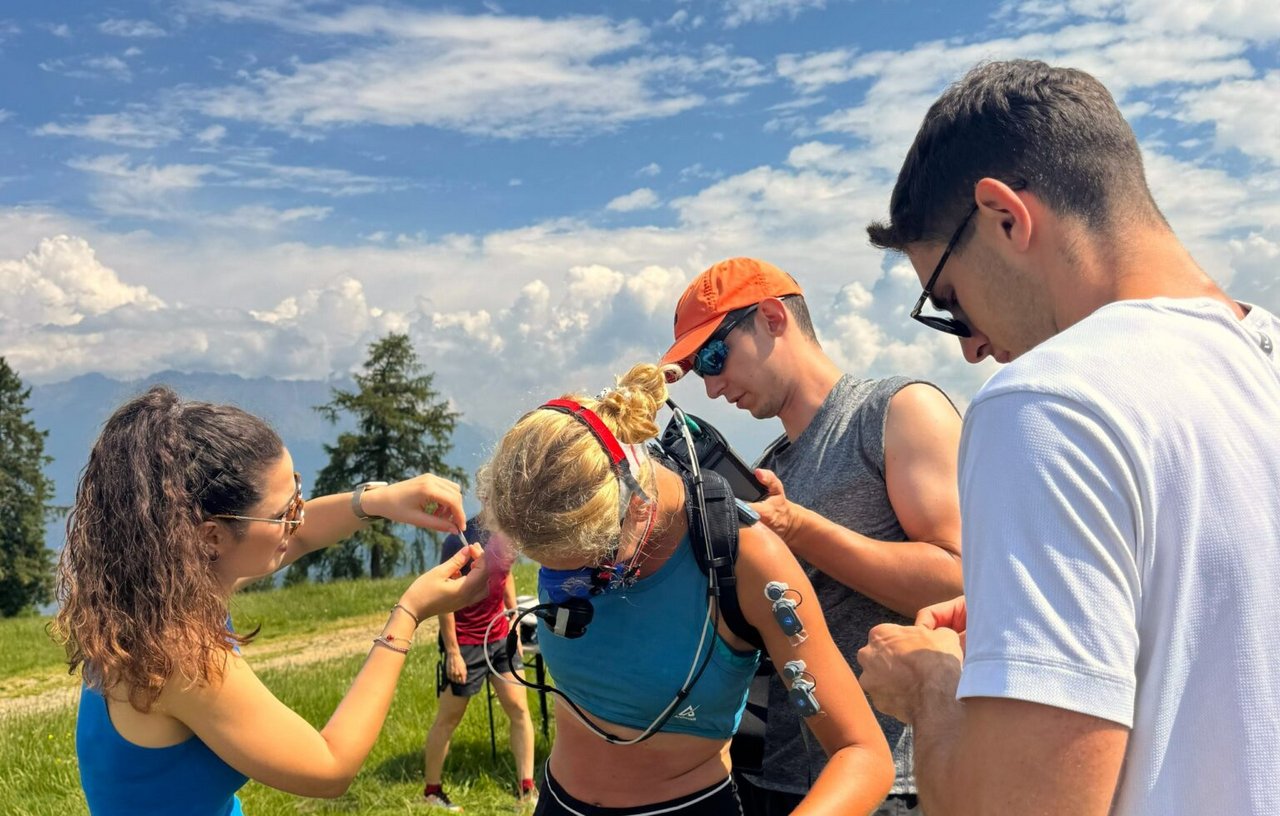 "elettromiografia": applicazione degli elettrodi che misurano l'attività elettrica dei muscoli degli arti superiori  e zainetto che contiene il palmare del metabolimetro