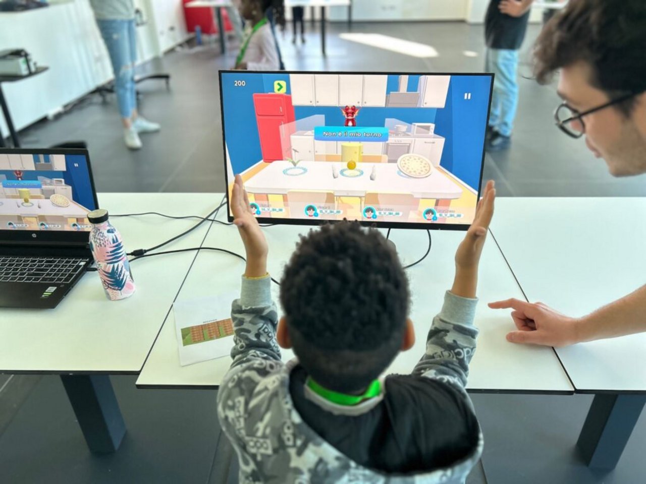 Bambini e bambine sperimentano le tecnologie di ActivE³