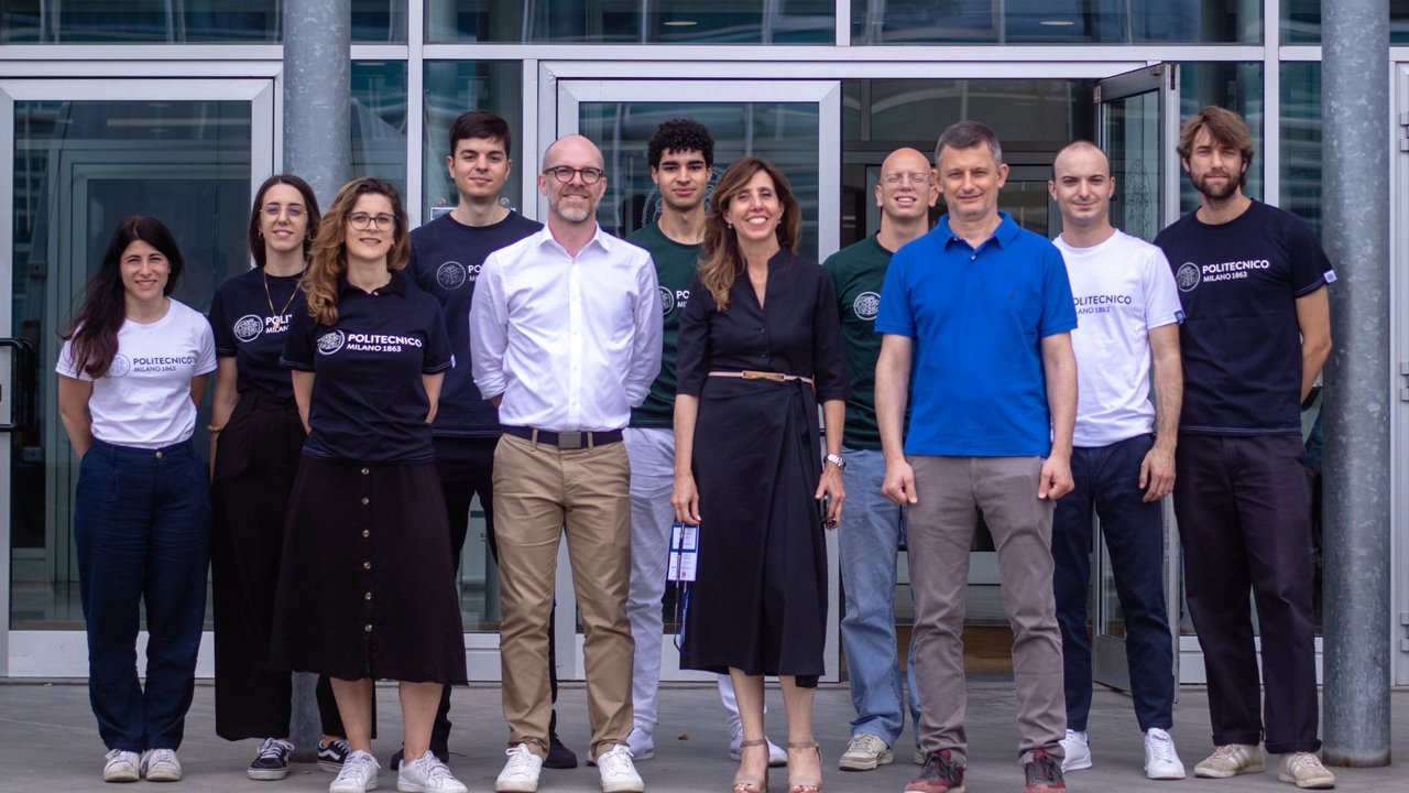 Bianca Maria Colosimo e alcuni membri del team di ricerca del Dipartimento di Meccanica davanti alla sede del Dipartimento