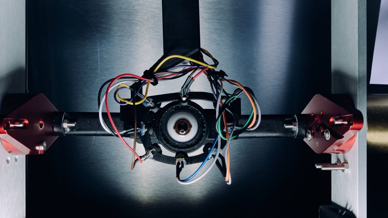 Sensori integrati nella montatura di un occhiale per misurare parametri e movimenti dell’occhio. Set-up di test e sviluppo con modello di occhio realistico.