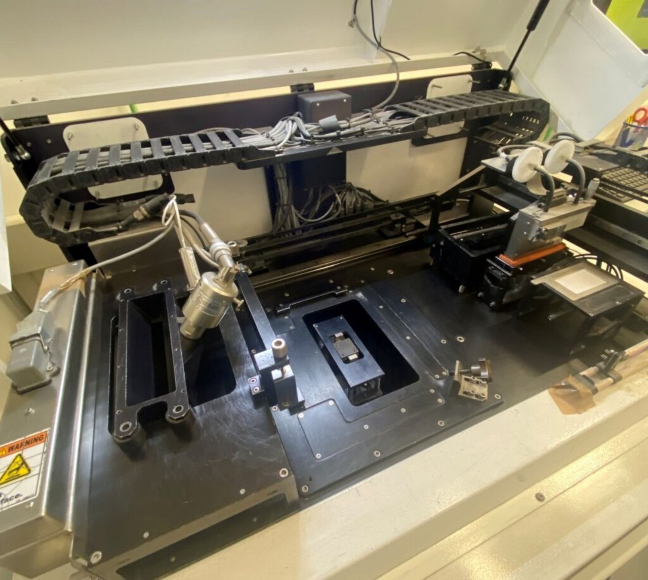 La stampante 3D binder jetting all’interno del laboratorio Funtasma