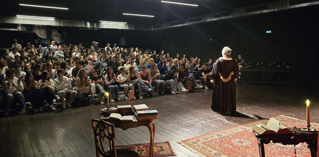 Maria Eugenia D’Aquino interpreta Maria Gaetana Agnesi a teatro, davanti agli studenti. 