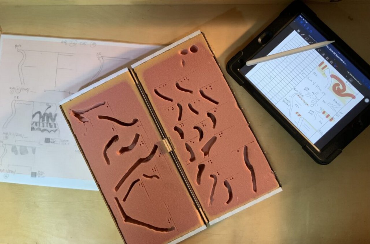 Fasi di studio e catalogazione dei frammenti ceramici sul campo © Caputo
