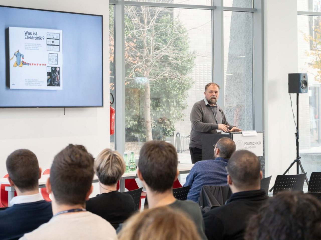 Intervento Massimo Banzi con pubblico e slide proiettate