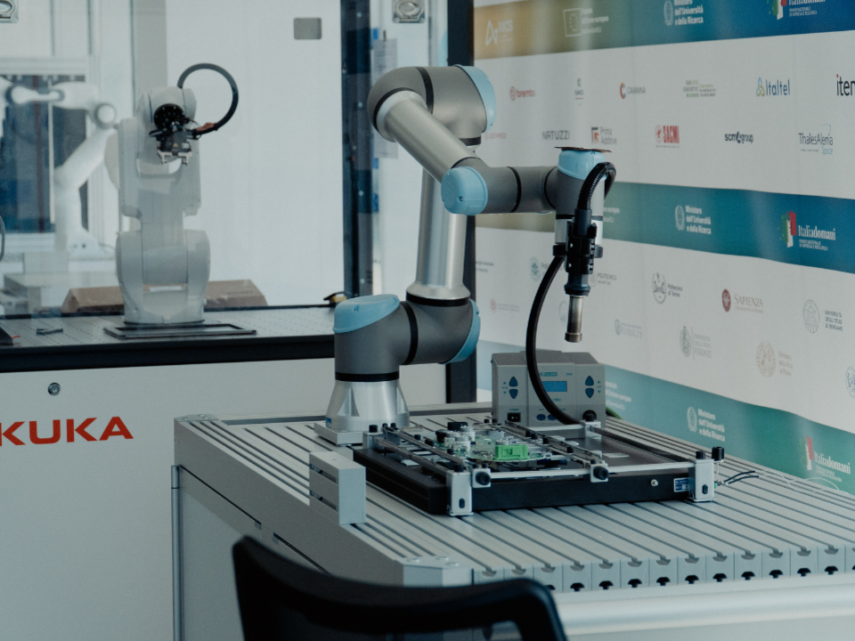 Braccio meccanico per il disassemblaggio di elementi elettronici