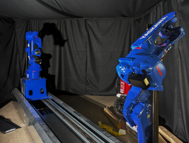 La facility RAFFAELLO (Robotic Arm Facility For Autonomous cubesat ExpLoration in cLose proximity Operations) durante un test di acquisizione d’immagini.