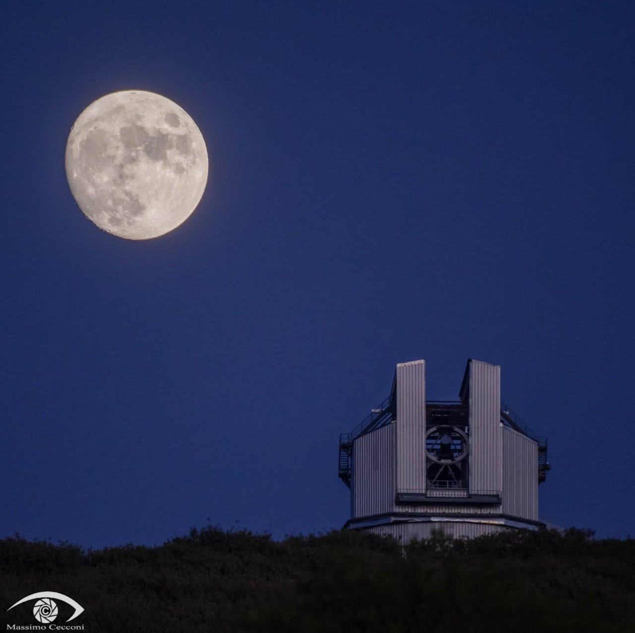Il Telescopio Nazionale Galileo in fase di osservazioni notturne, si vede la luna