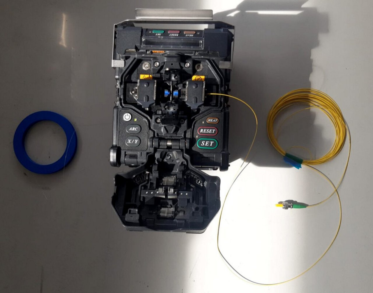 This device allows the glass to bond by joining the optical fibres with nanometric precision