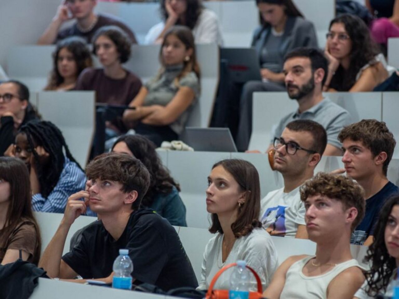 Pubblico in aula magna che assiste a una lezione di Renzo Piano