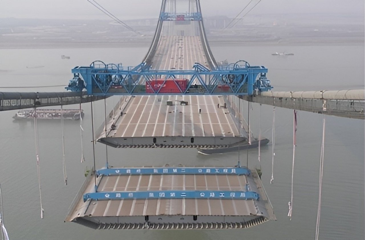 Costruzione di un ponte sospeso