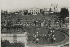 Foto d'epoca dei bagnanti alla piscina Giulio Romano