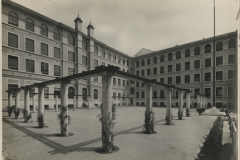 Foto d'epoca del cortile della scuola elementare Leonardo da Vinci