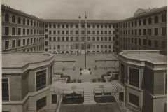 Foto d'epoca del cortile della scuola elementare Leonardo da Vinci