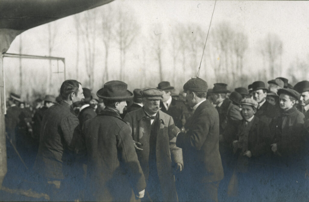 Enrico Forlanini e i suoi collaboratori dopo l’arrivo al Trotter di Turro con il dirigibile F1 “Leonardo da Vinci” il 16 gennaio 1910