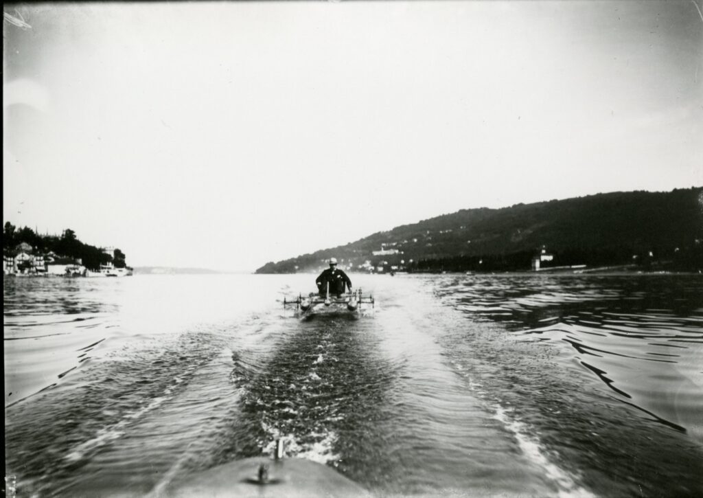 Forlanini sul Lago Maggiore con uno dei primi idrotteri (1903)