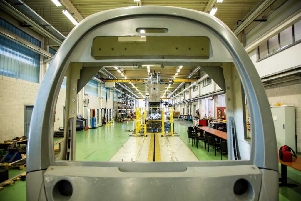 Laboratorio con simulacro di tram in prova