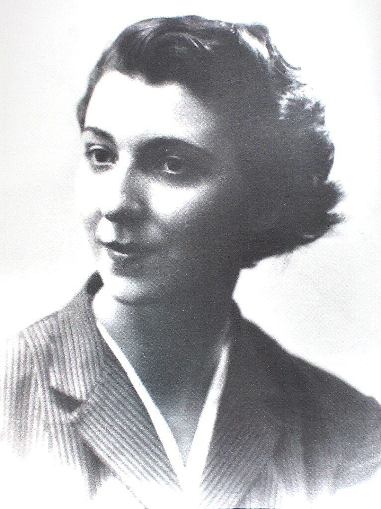 -	Ritratto dell'architetto Liliana Grassi, 1956 (Politecnico di Milano, Archivio Storico di Ateneo, Sez. Segreteria, Tit. VIII, Fascicoli personale, AG-5642).