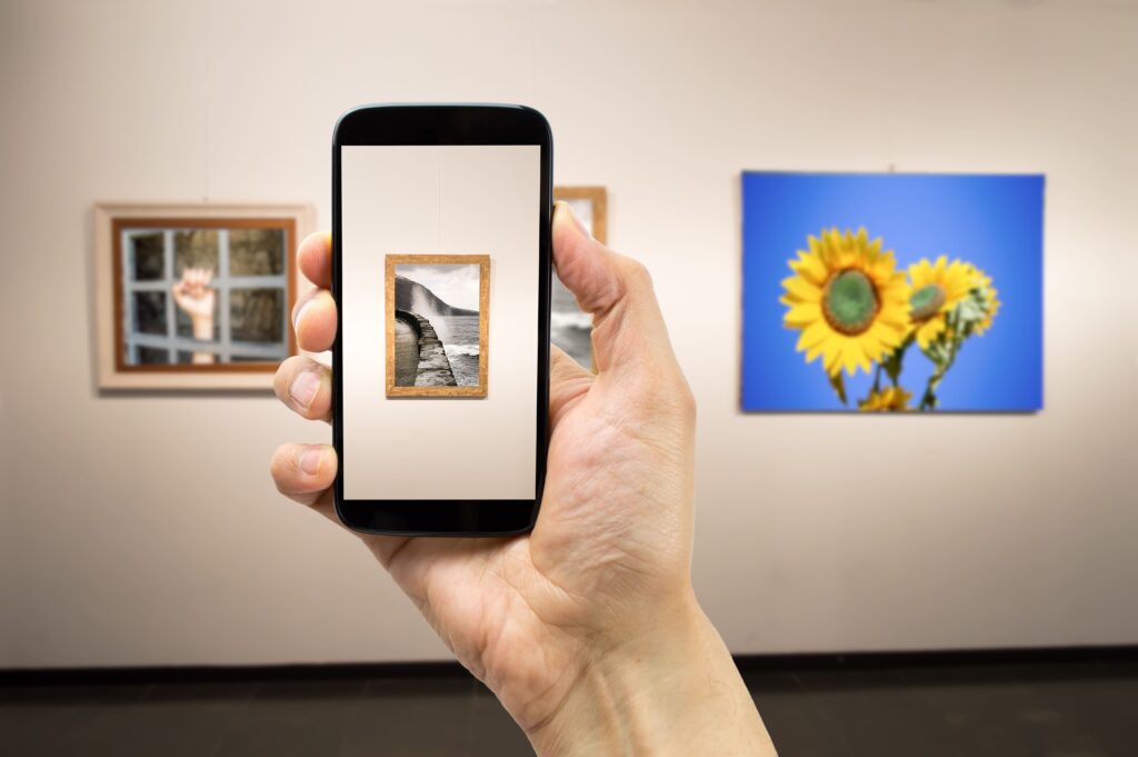 Uso di uno smartphone durante una visita a museo - Frontiere Politecnico di Milano