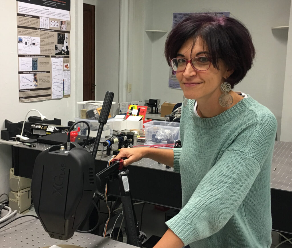 Daniela Comelli in laboratorio