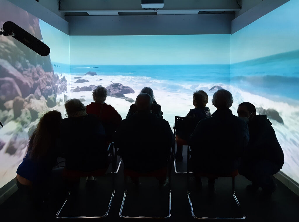 Moments of experimentation in a virtual environment with Alzheimer's patients, filmed in November 2021 as part of the documentary "L'acqua non muore mai" (Water never dies), directed by B. Roganti.