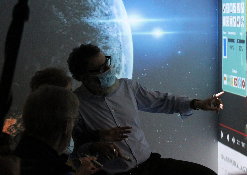 Moments of experimentation in a virtual environment with Alzheimer's patients, filmed in November 2021 as part of the documentary "L'acqua non muore mai" (Water never dies), directed by B. Roganti.