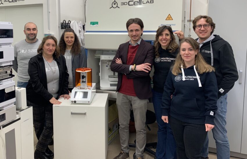Mattia Sponchioni con i colleghi nel laboratorio di biostapa 3d