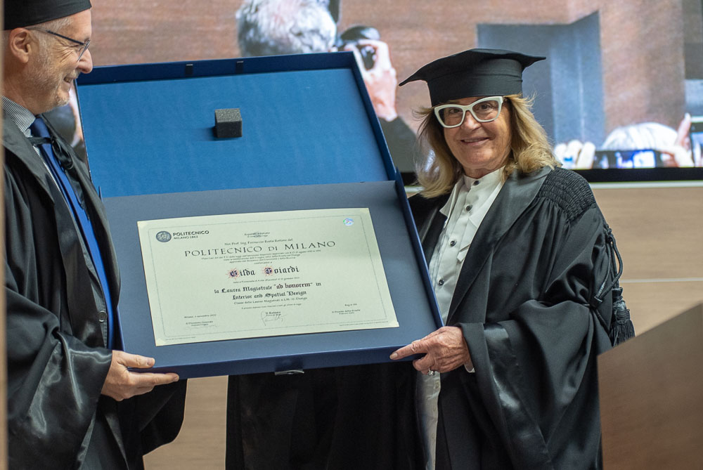 Gilda Bojardi and Francesco Zurlo, Dean of the School of Design, on the occasion of the awarding 
of the Laurea Magistrale ad honorem in Interior and Spatial Design