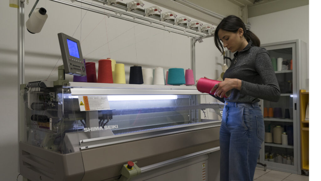 Rachele Didero nel laboratorio di maglieria del Politecnico di Milano 