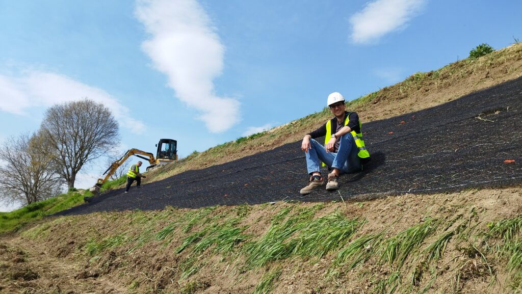 Manuel Bertulessi monitoring embankment with fibre optics