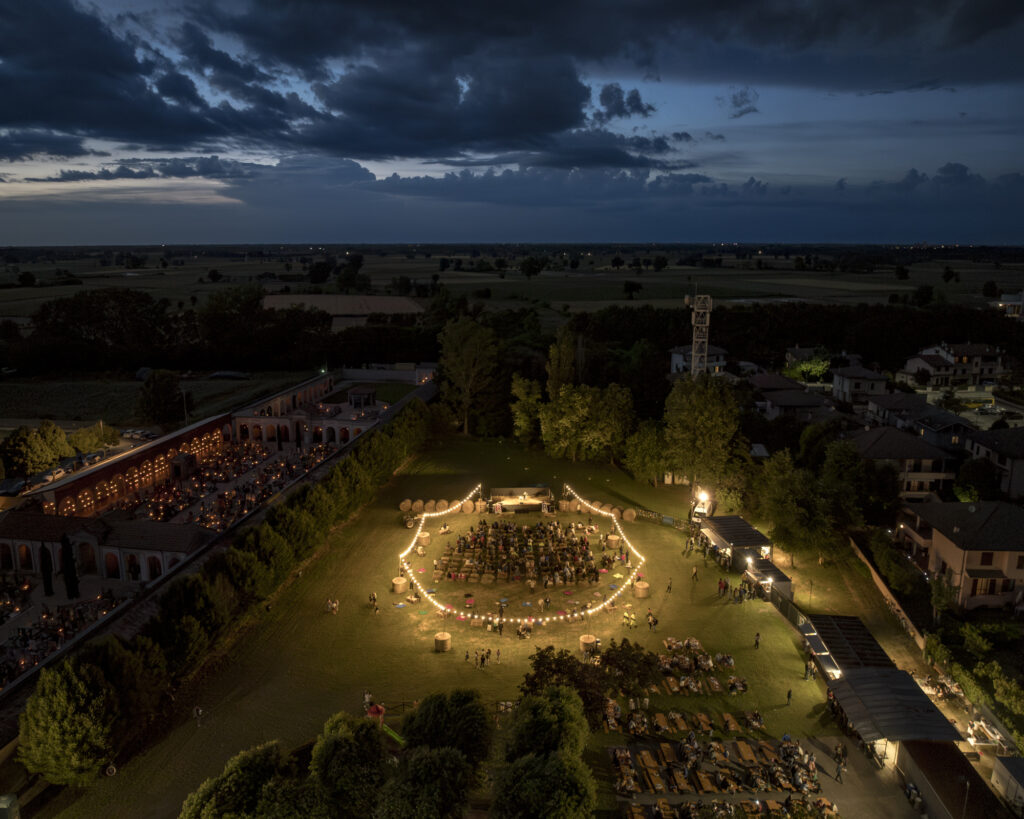 Castelnuovo Bocca d'Adda: veduta aerea del BorghilentiFestival 2024