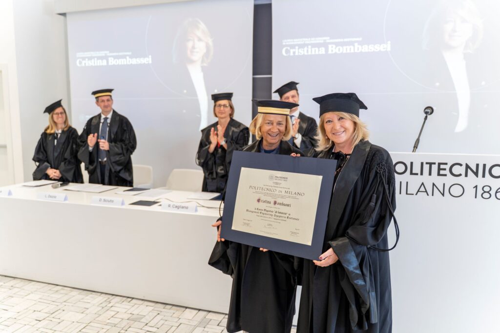 La rettrice del Politecnico di Milano Donatella Sciuto (a sinistra) consegna la laurea ad honorem a Cristina Bombassei