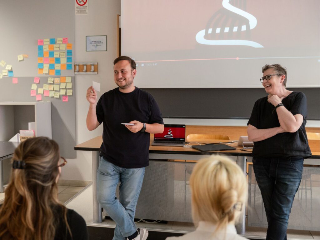 Un momento del laboratorio condotta dalla Professoressa Svafa Grönfeldt e dal Professor Gianluca Carella