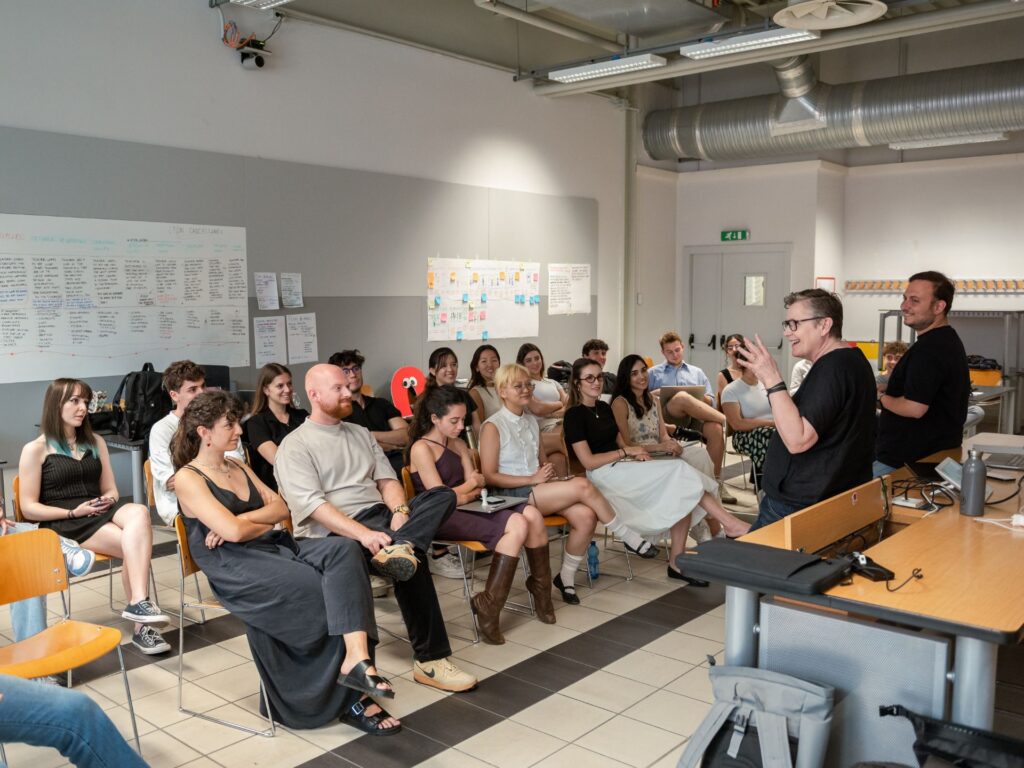 Un momento del laboratorio condotta dalla Professoressa Svafa Grönfeldt e dal Professor Gianluca Carella