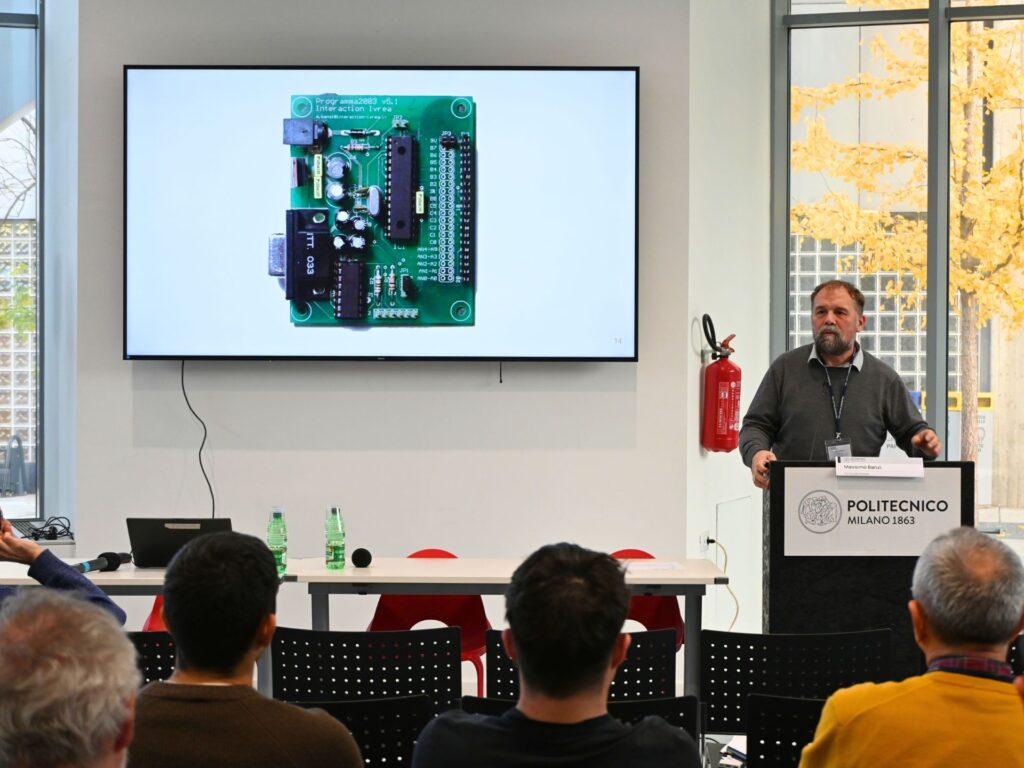 Massimo Banzi tiene il suo speech a This is IT!