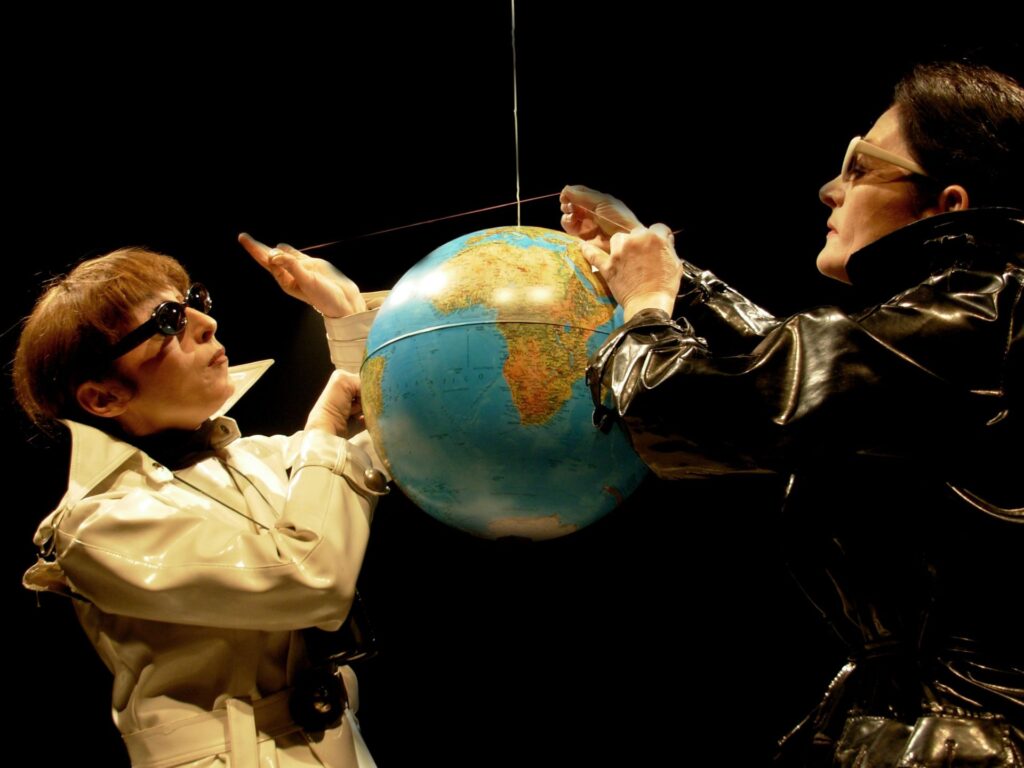 Maria Eugenia D’Aquino e Annig Raimondi nello spettacolo “Parallelismi: geometrie euclidee e non”.