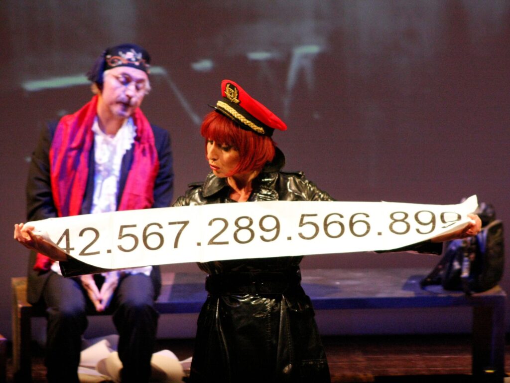 Maria Eugenia D’Aquino e Vladimir Todisco Grande nello spettacolo “I numeri primi e la crittografia”. Ph Luca Rosingana