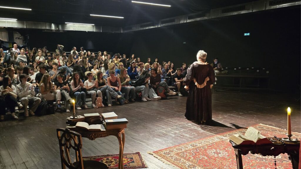 Maria Eugenia D’Aquino interpreta Maria Gaetana Agnesi davanti agli studenti.